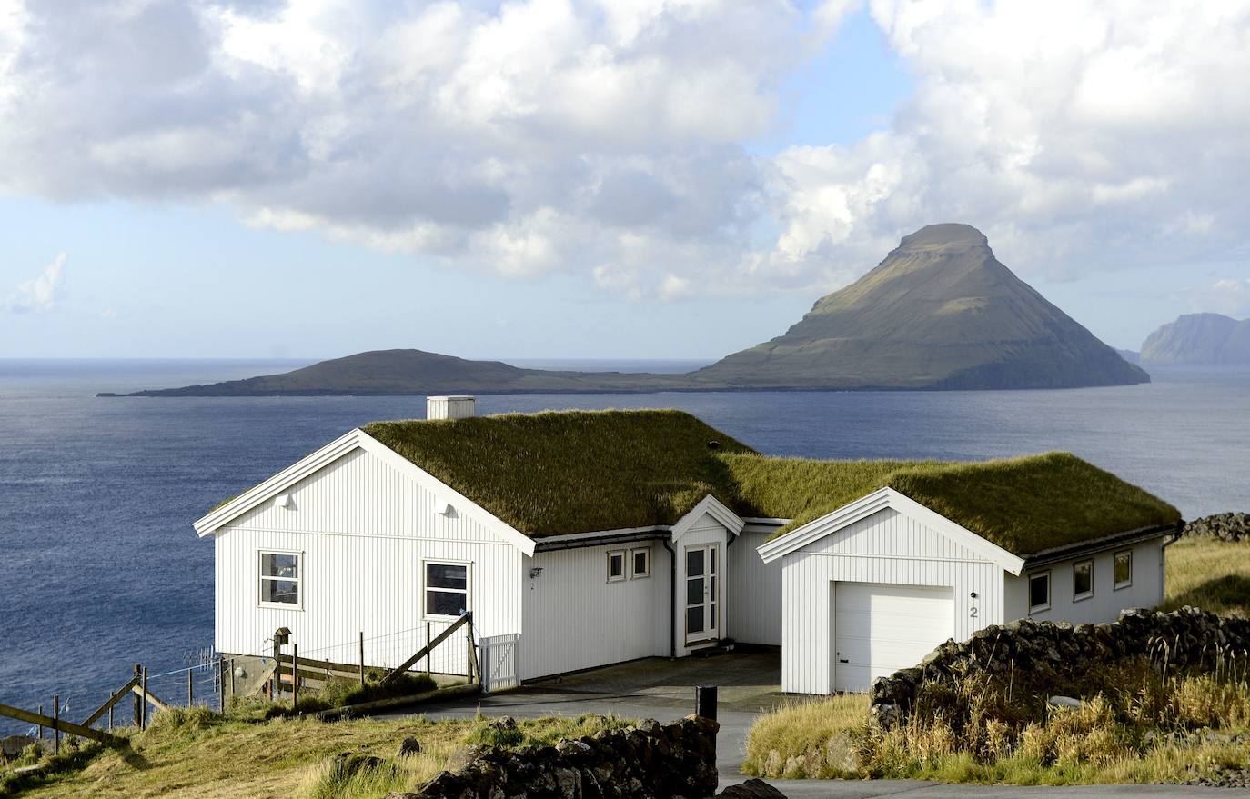 Las Islas Feroe son un destino muy diferente, Naturaleza en estado puro. Situadas al noreste de Escocia justo en el medio de Islandia y Noruega. Es un paraje verde de 1.399 kilómetros cuadrados (113 kilómetros de largo y 75 de ancho), húmedo (casi todo es costa ya que no hay ningún punto a más de 5 kilómetros del oceano) y en el que hay más ovejas (70.000 y para las que piden un especial cuidado a los turistas que viajen en sus propios coches) que habitantes (51.371), que viven en su mayoría de la pesca y la exportación de la misma. 