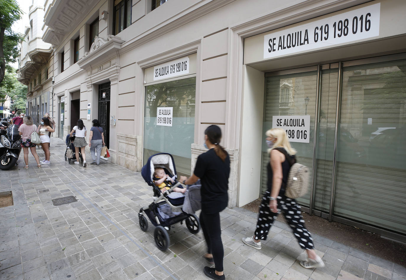 Los valencianos se han lanzado a comprar desde que la ciudad entrara en la fase 3, ya que desde este lunes pueden abrir con un 75% del aforo. 