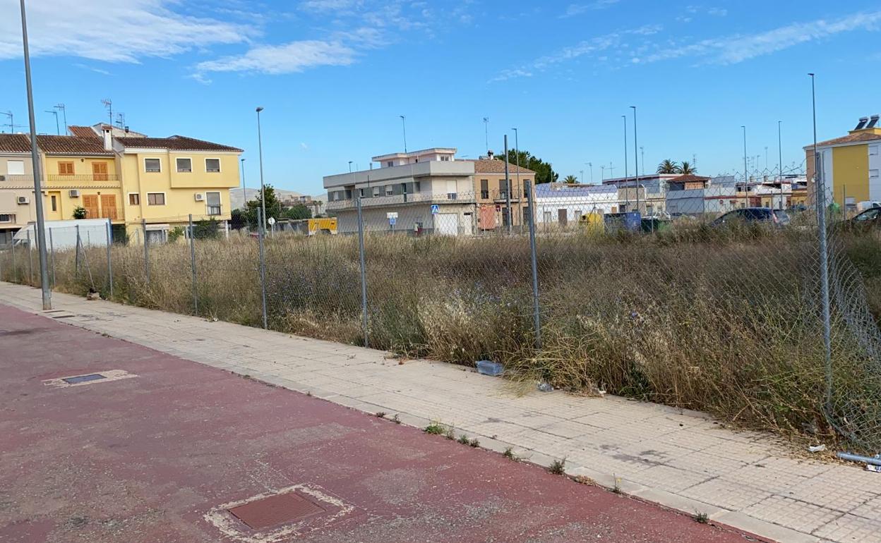 Vecinos del barrio de Vidre en Carlet exigen la limpieza de los solares abandonados