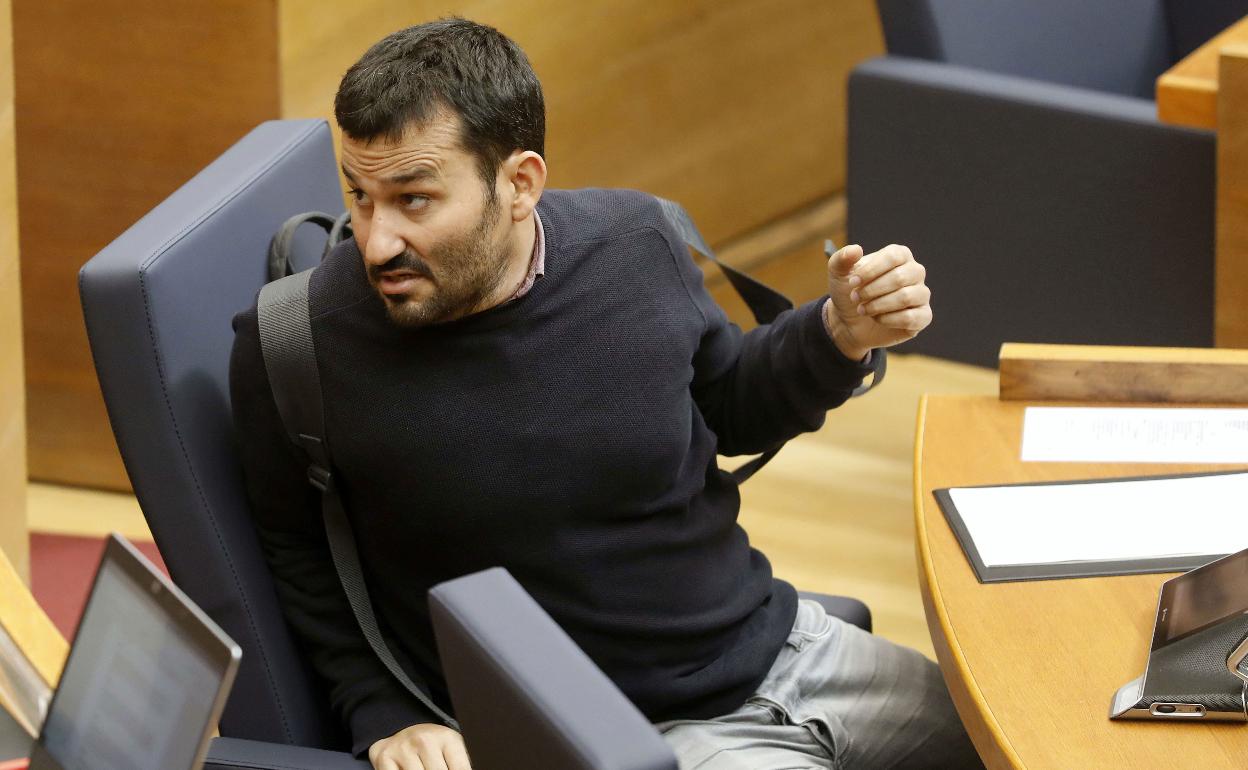 El conseller Marzá, durante una sesión en Les Corts. 