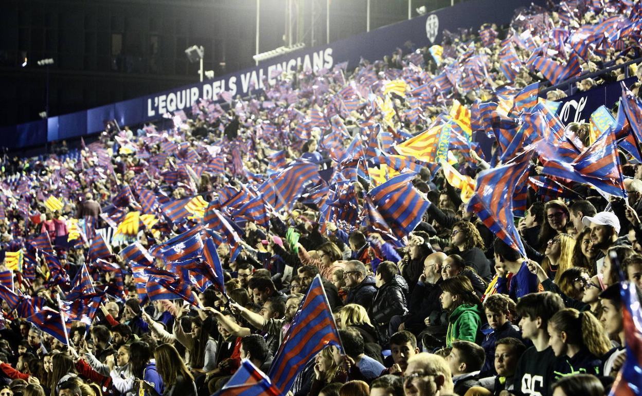 Aficionados en el Ciutat de València.