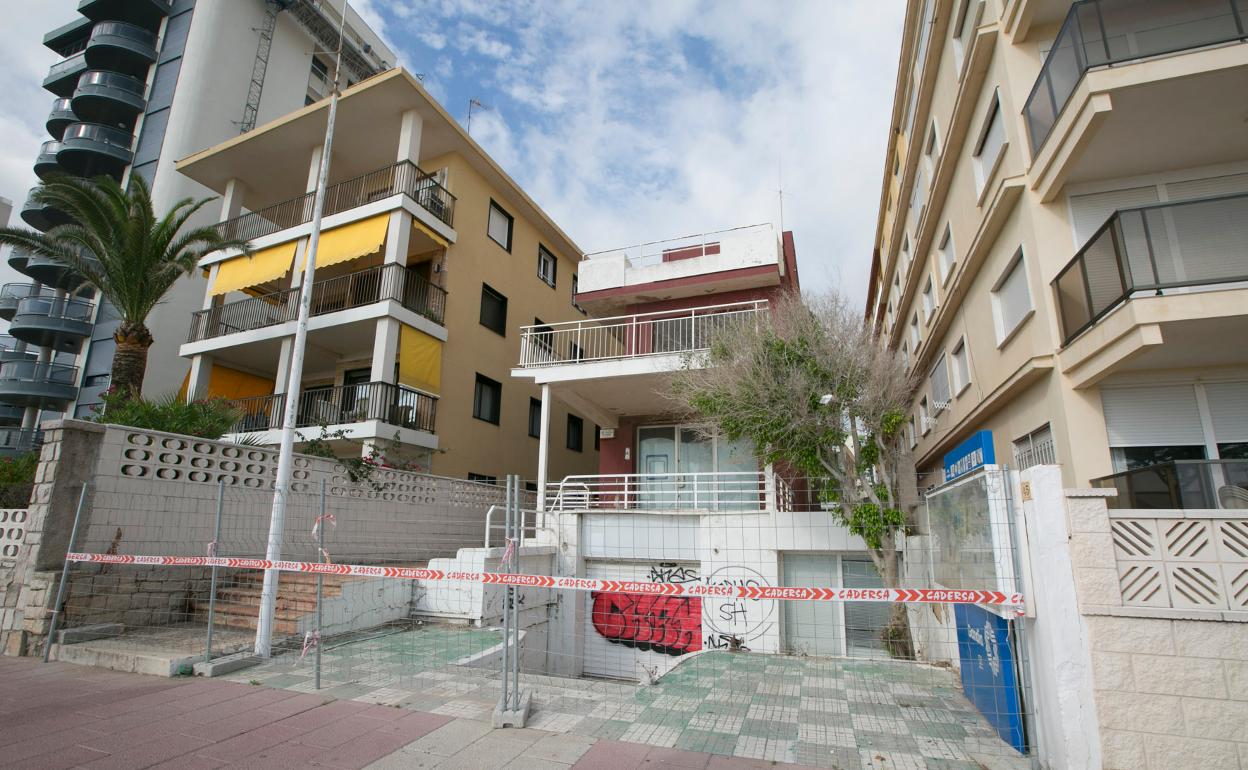 Obras de demolición de la vieja oficina de turismo de Gandia para crear un retén policial. 