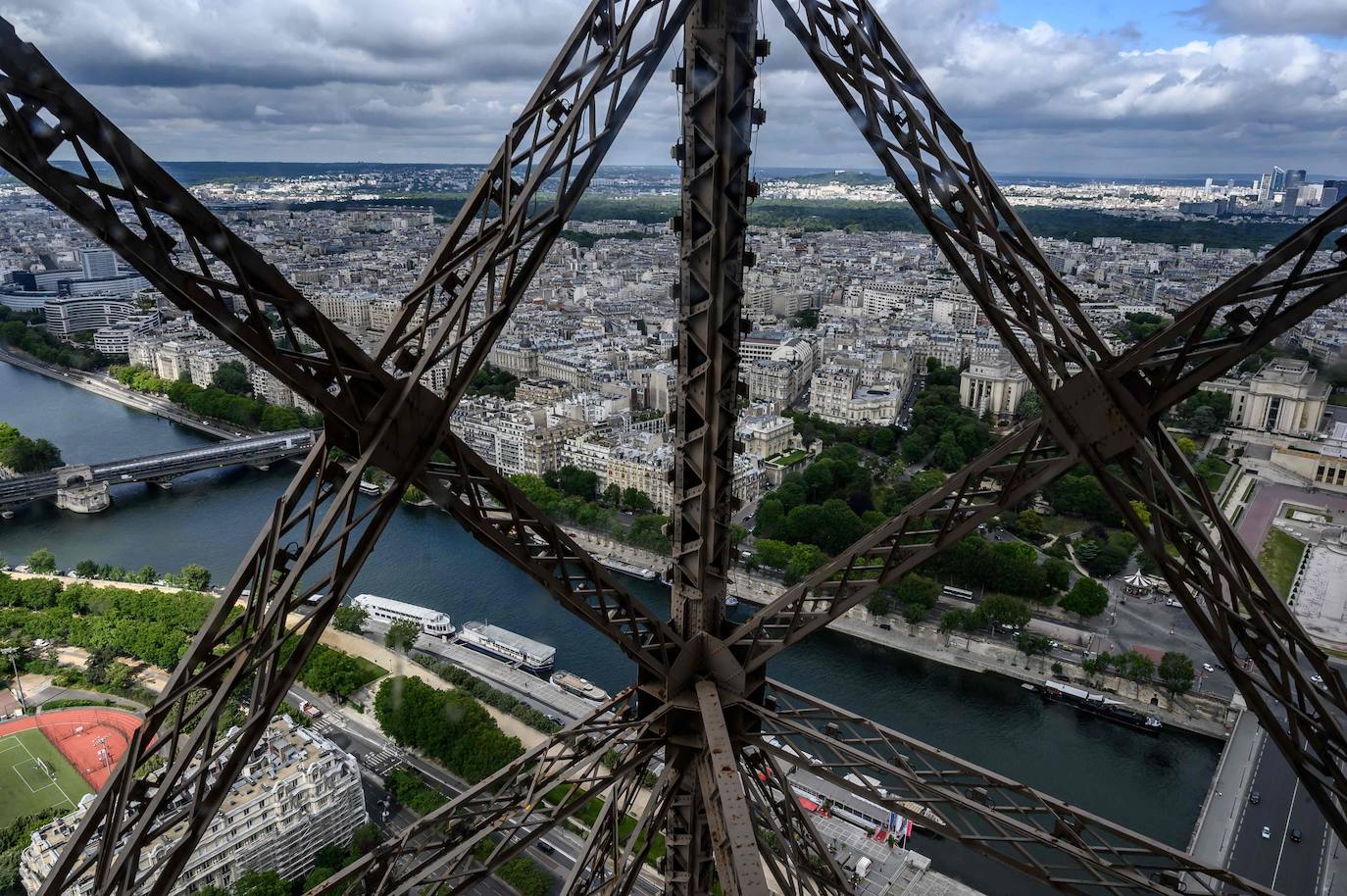 París es espectacular a pie de calle y aún más desde la Torre Eiffel. La ciudad más visitada de Europa comienza a volver a la normalidad, con cafés, restaurantes y la Torre Eiffel nuevamente abierta a los visitantes. 