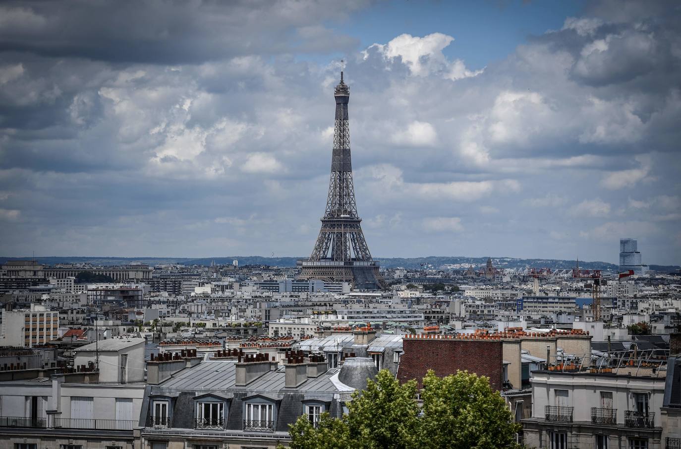 París es espectacular a pie de calle y aún más desde la Torre Eiffel. La ciudad más visitada de Europa comienza a volver a la normalidad, con cafés, restaurantes y la Torre Eiffel nuevamente abierta a los visitantes. 