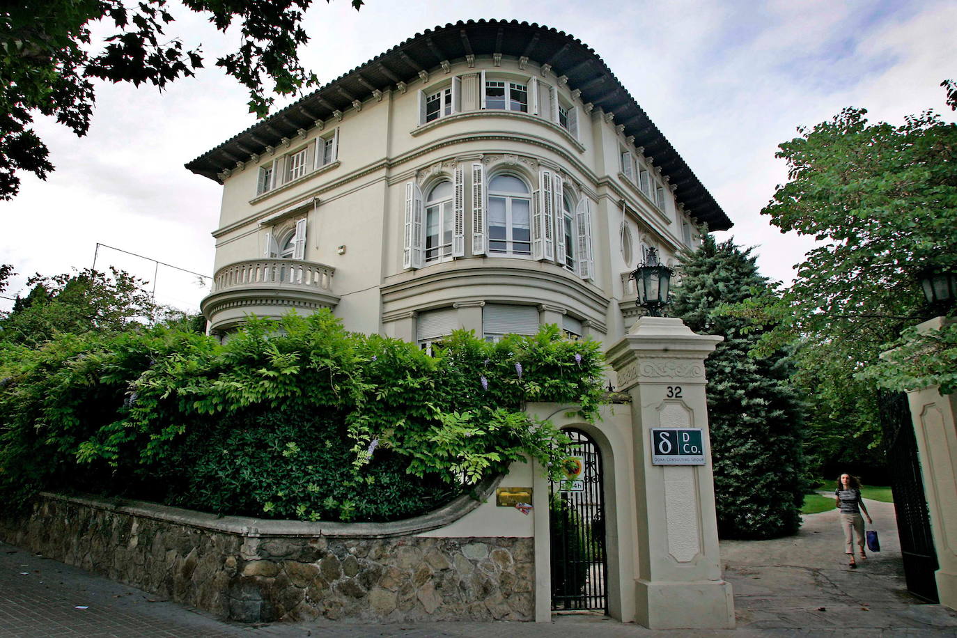 La plaza de Sant Felip Neri, el Barrio Gotico, el cementerio del Poble Nou, el barrio de la Barceloneta o la avenida Tibidabo son los escenarios de las novelas de Carlos Ruiz Zafón, fallecido el viernes 19 de junio de 2020. 