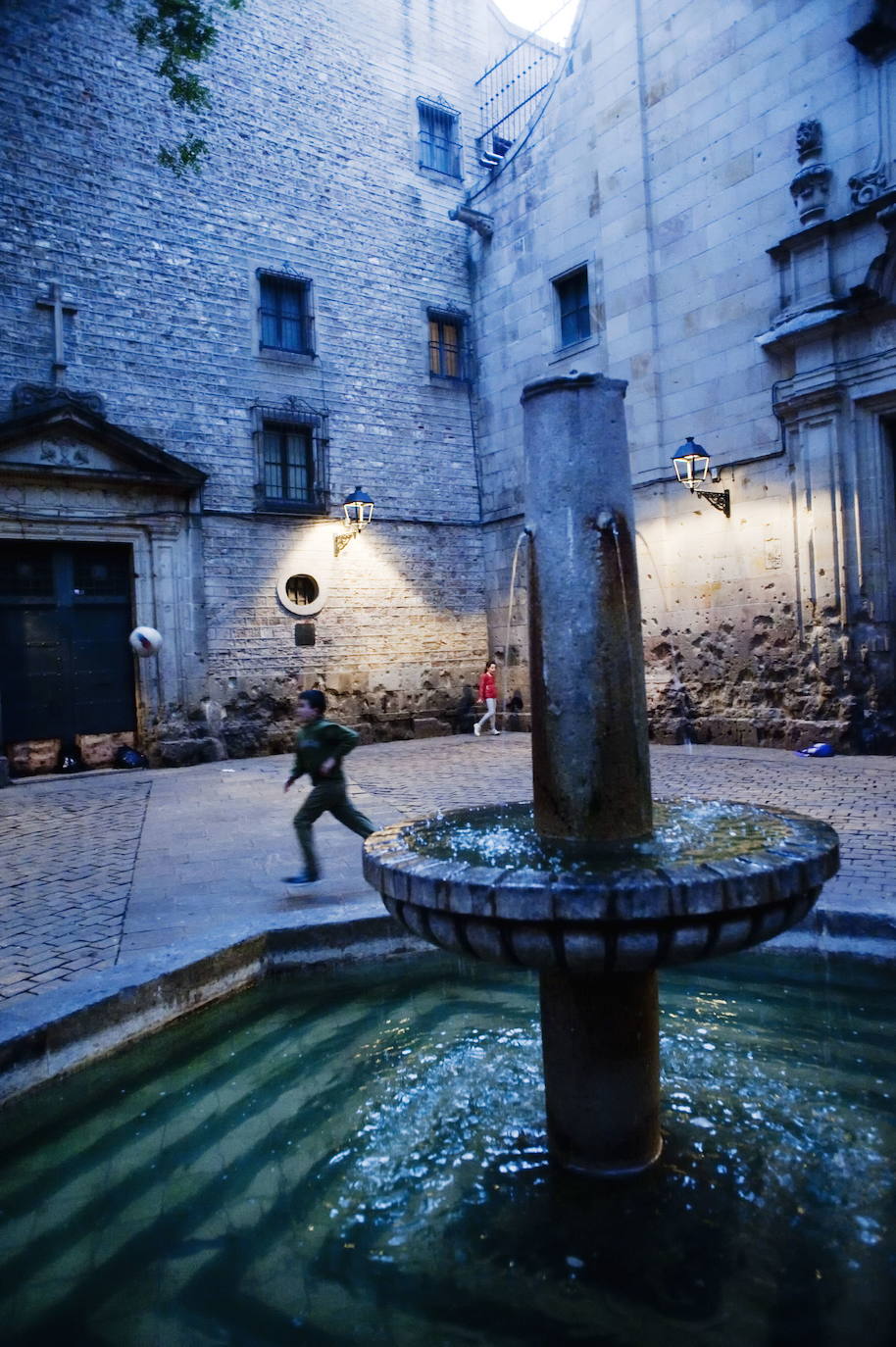 La plaza de Sant Felip Neri, el Barrio Gotico, el cementerio del Poble Nou, el barrio de la Barceloneta o la avenida Tibidabo son los escenarios de las novelas de Carlos Ruiz Zafón, fallecido el viernes 19 de junio de 2020. 