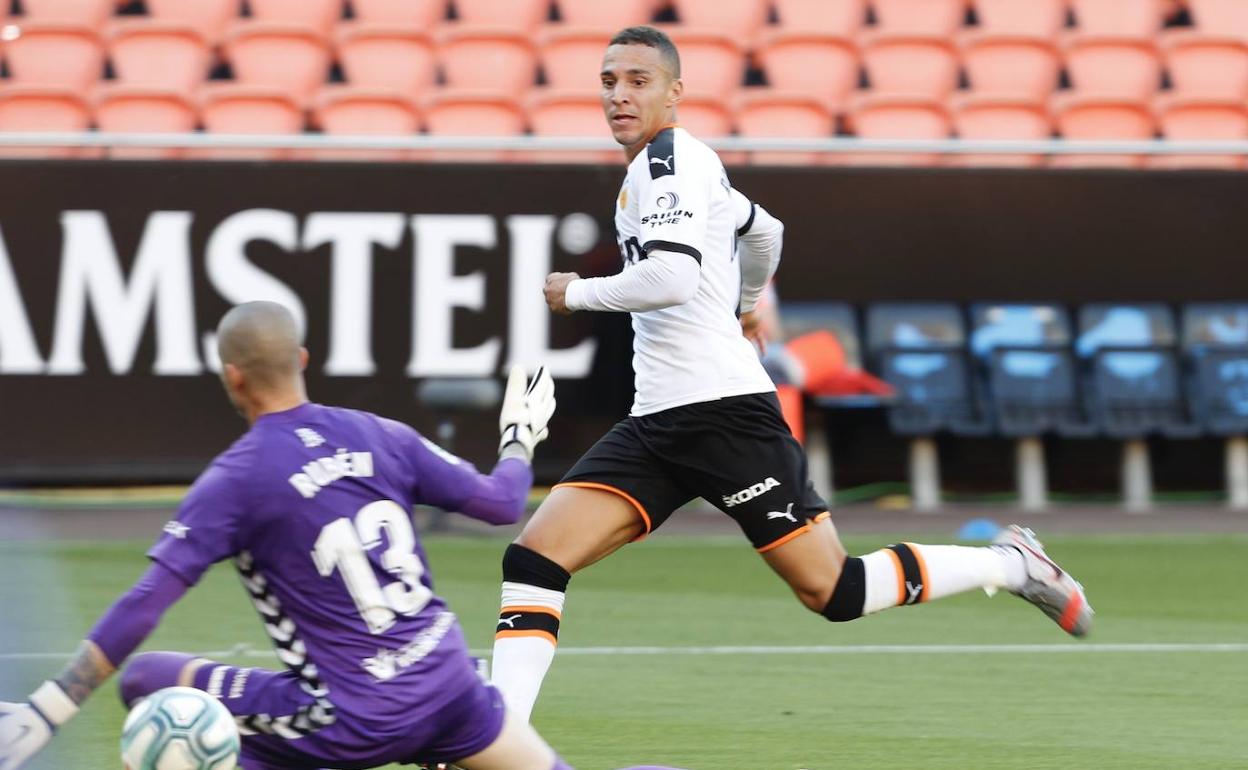 Rodrigo bate por bajo a Rubén para marcar el segundo gol del Valencia. 