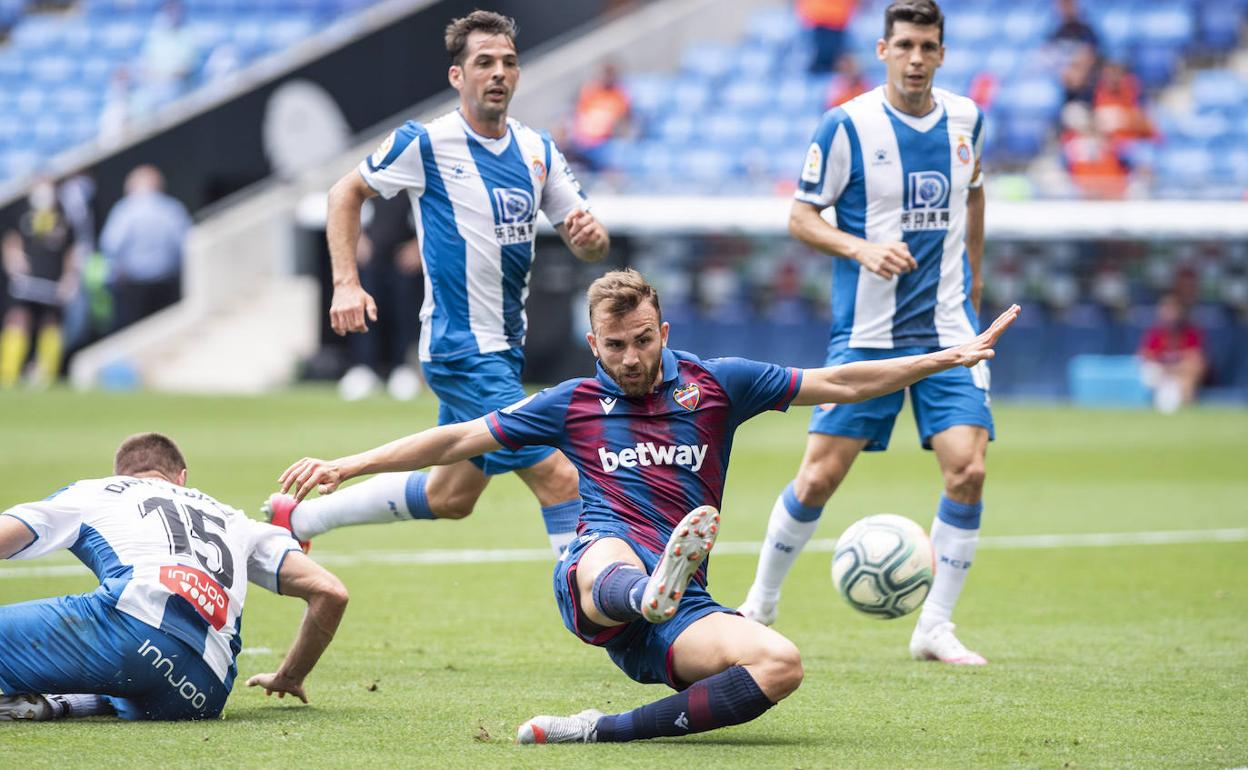 Borja Mayoral bate a Diego López durante el partido del pasado sábado en Cornellà.