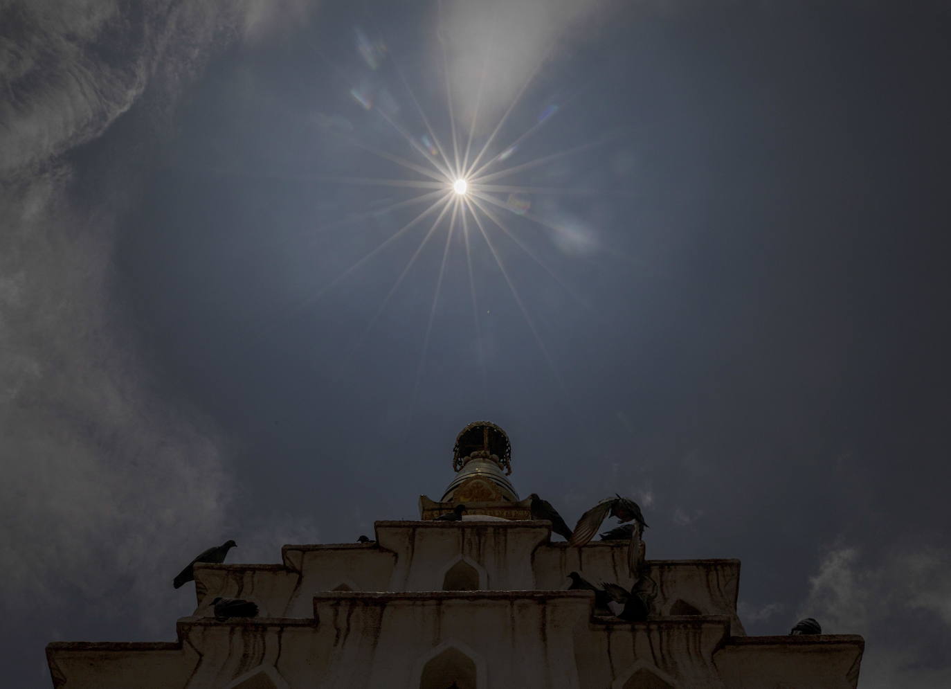 Numerosos astrónomos aficionados del mundo han tenido la suerte de observar este domingo, en pleno solsticio de verano, un eclipse solar excepcional del tipo «círculo de fuego». Este fenómeno astronómico, que sólo se produce una o dos veces al año, empezó poco después de la salida del sol en el centro del continente africano, atravesando la República Democrática del Congo, Sudán del Sur y el norte de Etiopía. Luego avanzará hacia Asia y terminará en el océano Pacífico, en el sur de la isla de Guam. En este tipo de eclipse, la Luna pasa por delante del Sol, en alineación con la Tierra y lo oculta parcialmente, pero deja visible un anillo del astro rey, conocido como «círculo de fuego».