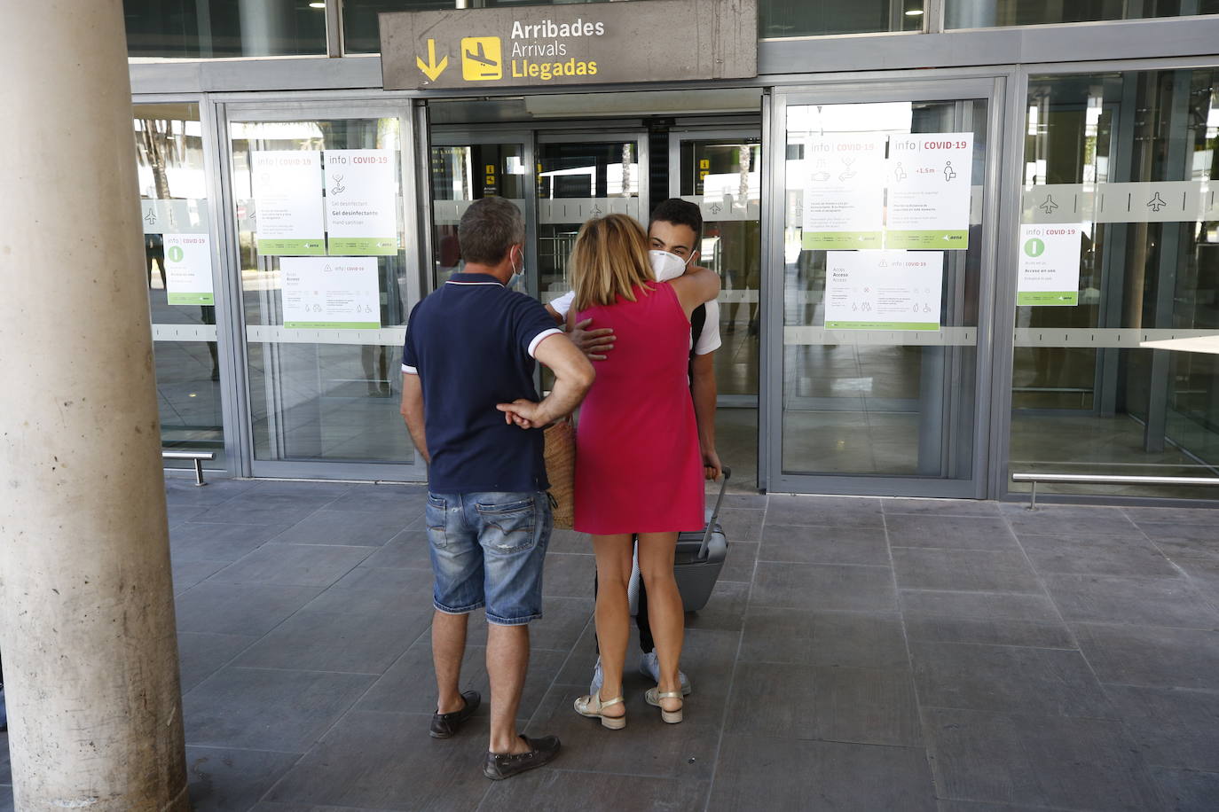 Besos, abrazos, fotos y hasta alguna lágrima. El aeropuerto de Valencia ha comenzado a operar con cierta normalidad tras la apertura de las fronteras dentro de los países Schengen. 