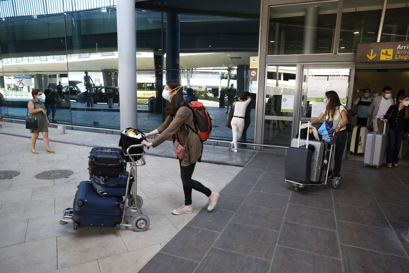 Besos, abrazos, fotos y hasta alguna lágrima. El aeropuerto de Valencia ha comenzado a operar con cierta normalidad tras la apertura de las fronteras dentro de los países Schengen. 