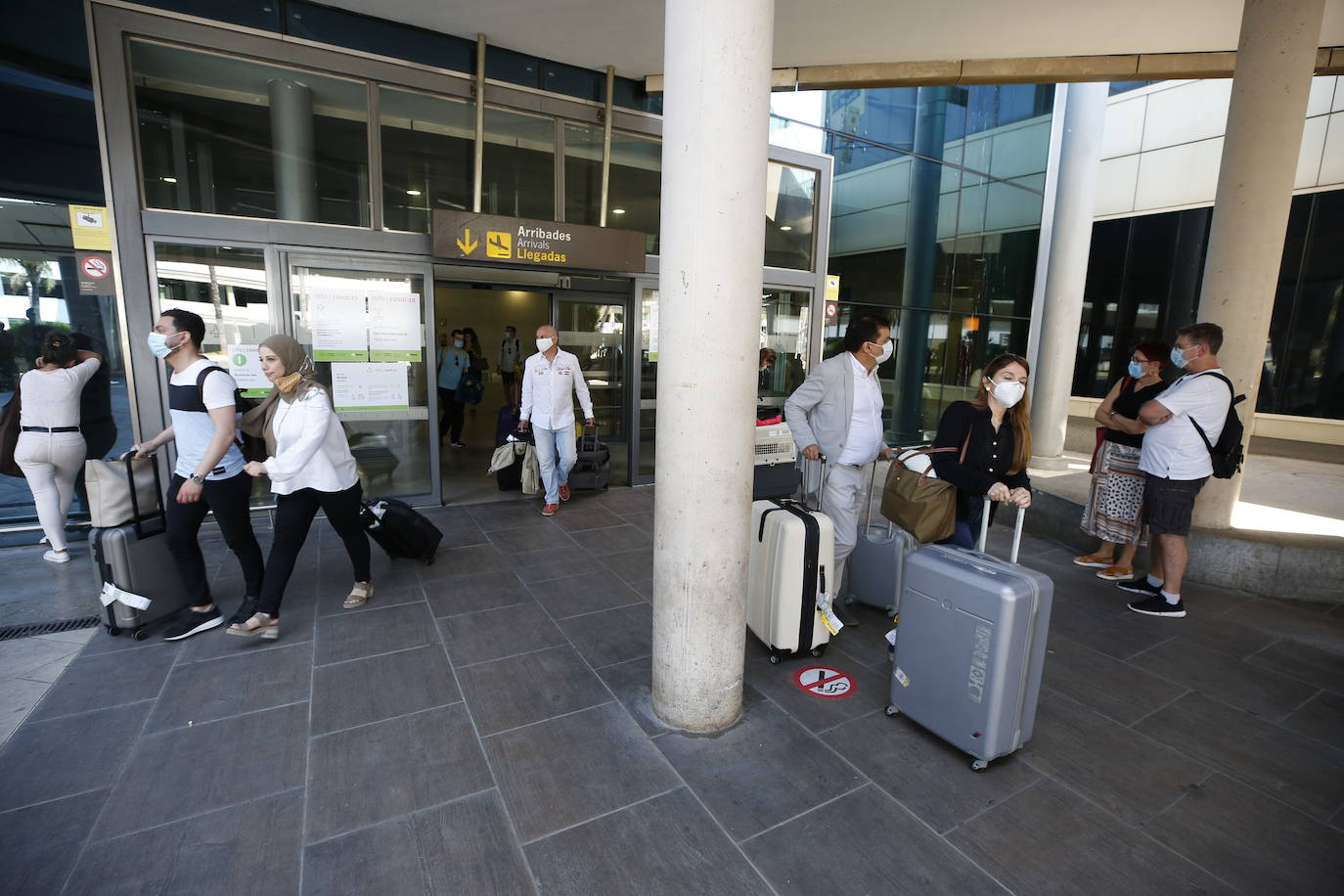 Besos, abrazos, fotos y hasta alguna lágrima. El aeropuerto de Valencia ha comenzado a operar con cierta normalidad tras la apertura de las fronteras dentro de los países Schengen. 