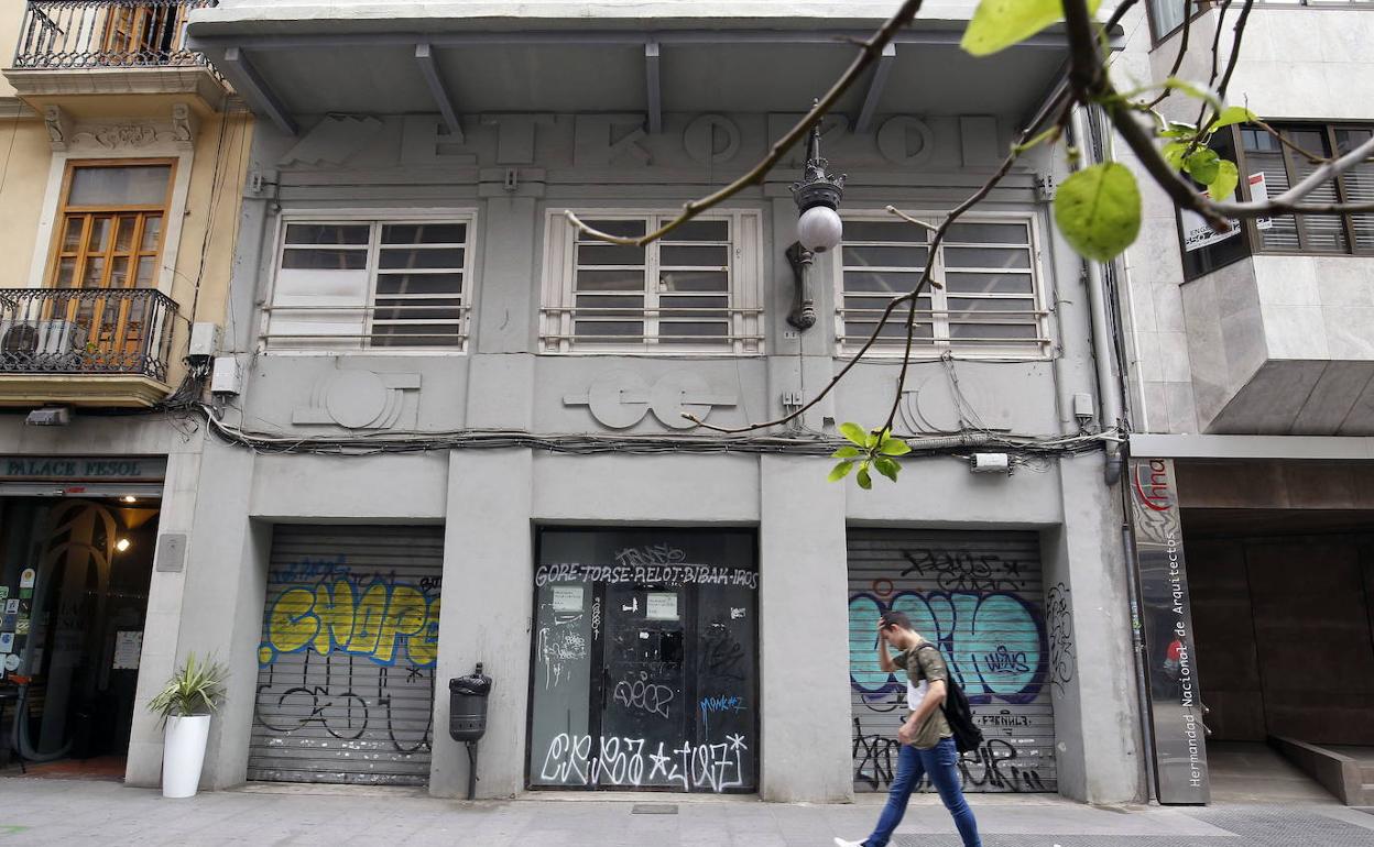 Fachada del antiguo cine en la calle Hernán Cortés. 