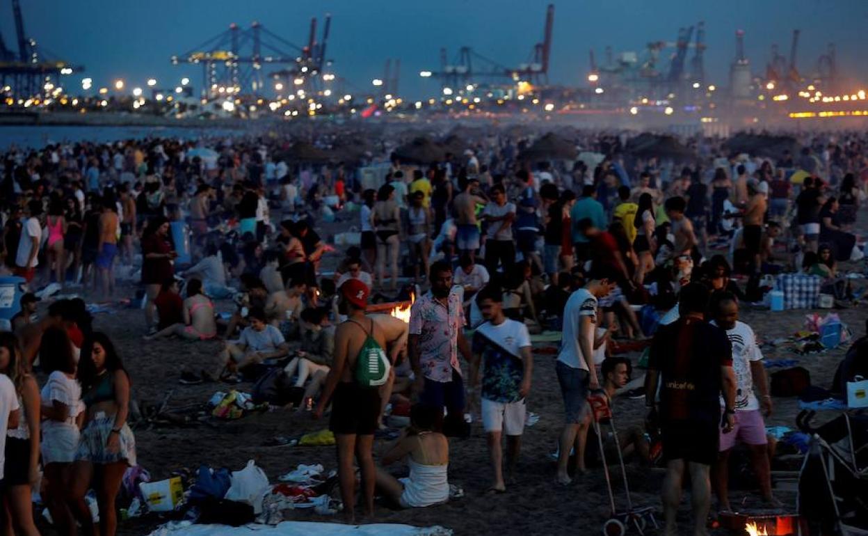 Las playas de Valencia se llenaron en la noche San Juan de 2019.