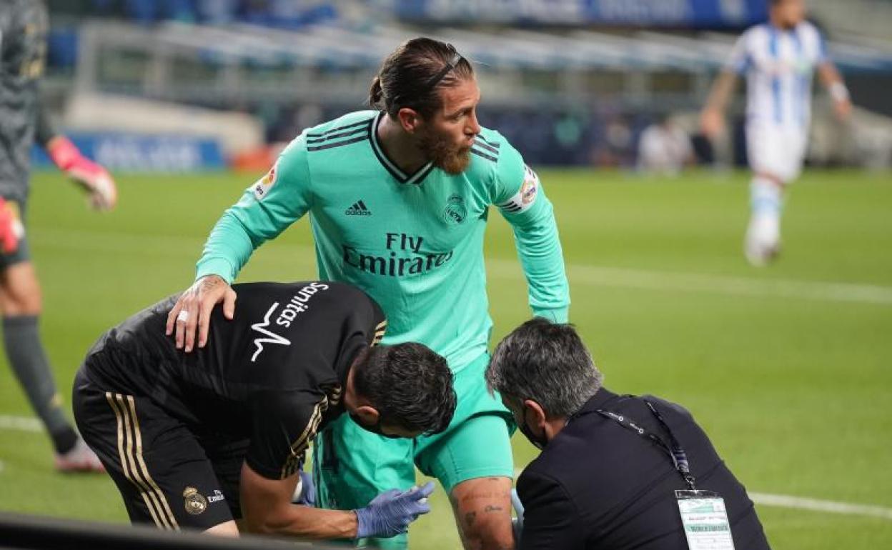 Sergio Ramos, atendido del golpe que sufrió en el Reale Arena. 