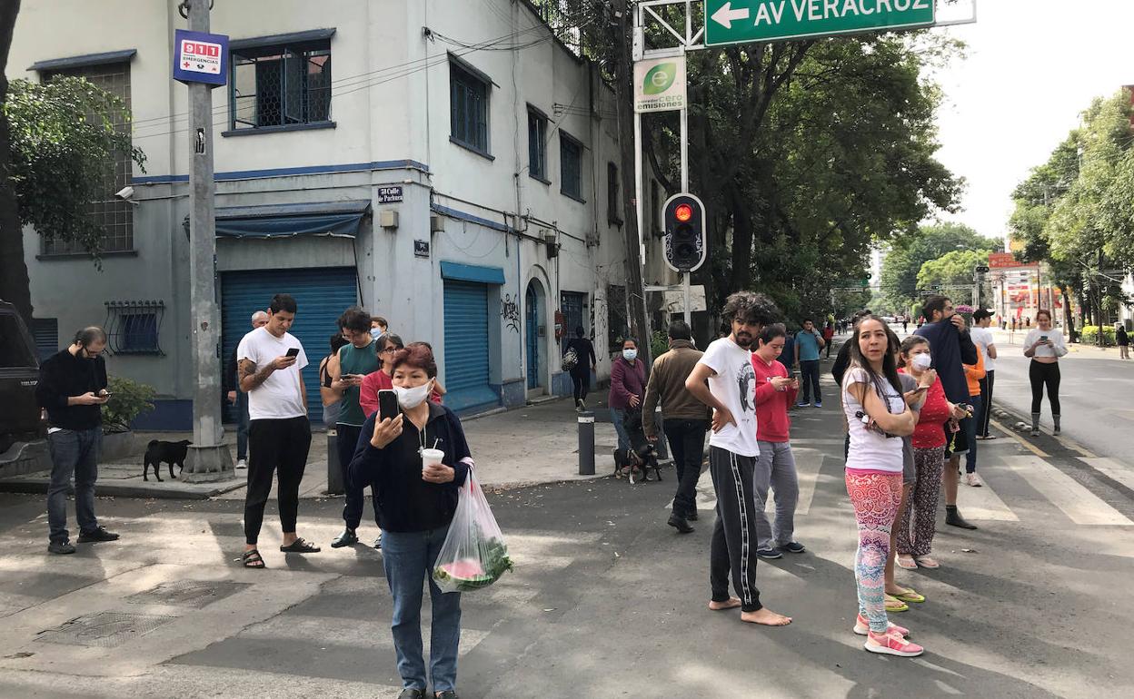 Ciudadanos salen a la calle tras el terremoto resgitrado en México.