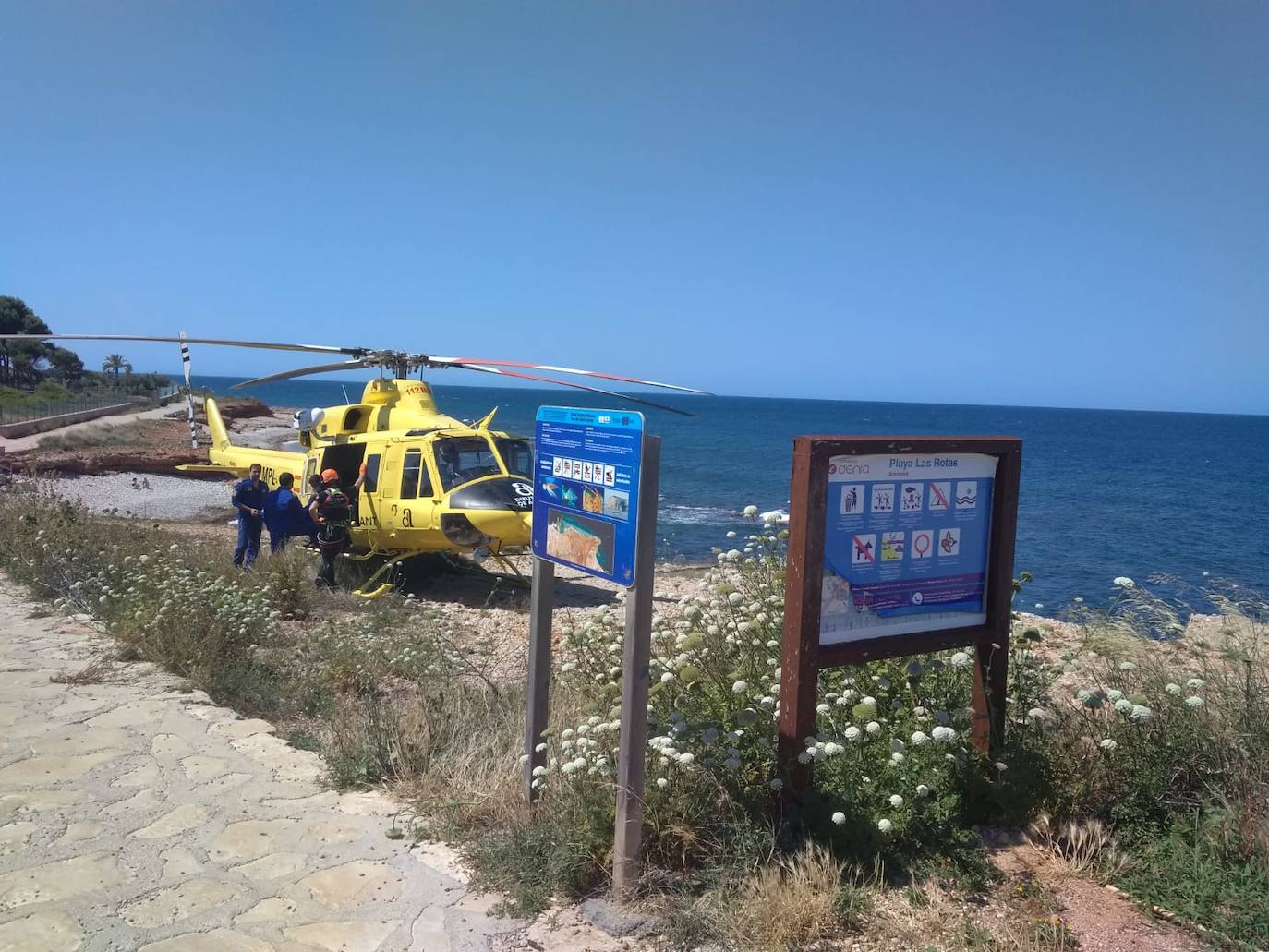 Fotos: Rescate de un joven en Dénia, herido grave al precipitarse al mar desde una altura de 10 metros en una cala nudista