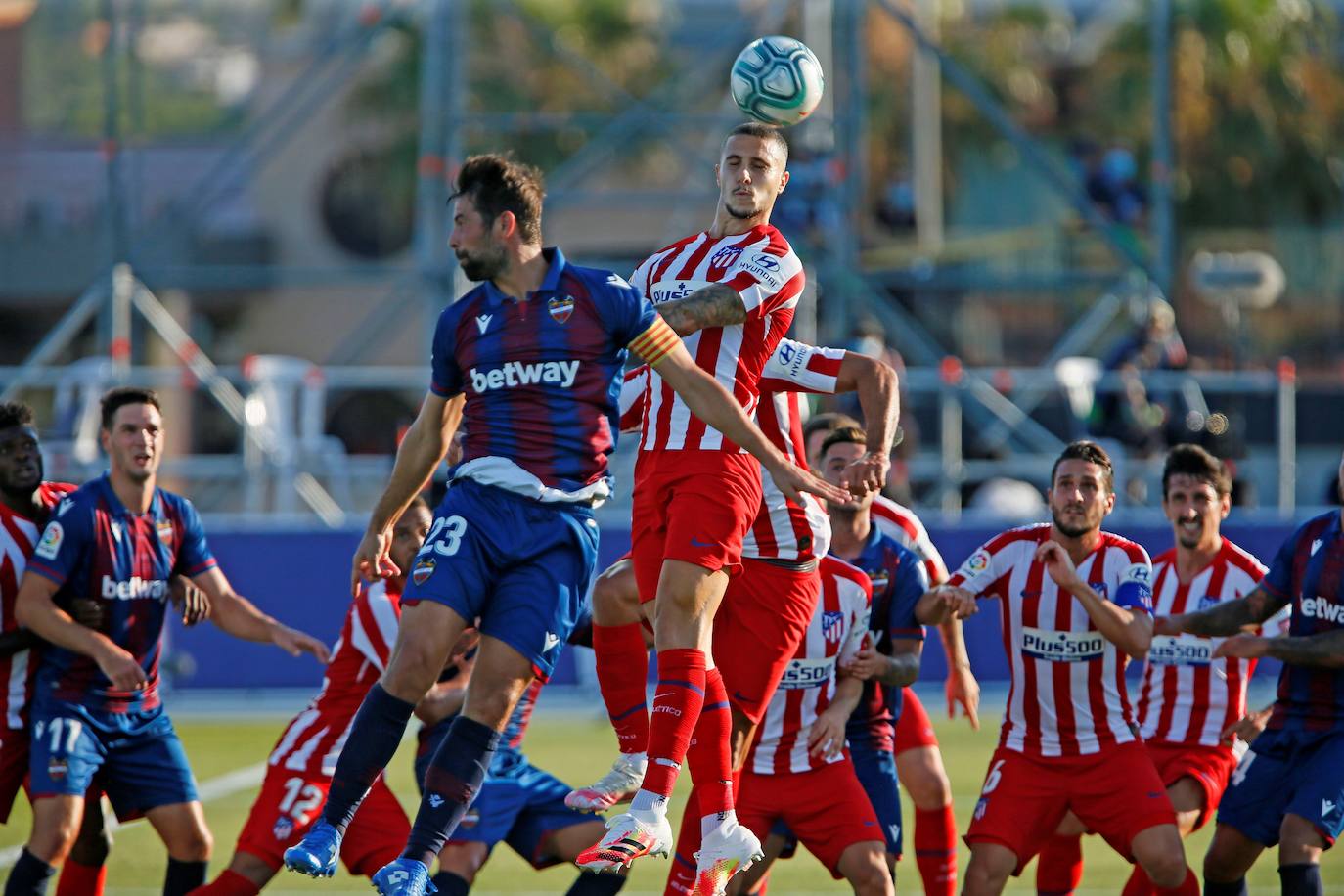 El Atlético se afianza en la tercera plaza en un encuentro en el que los 'colchoneros' arrancaron de forma demoledora y que se equilibró en la segunda parte.