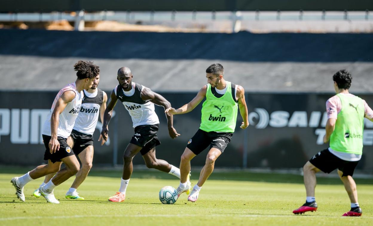 Ferran Torres conduce el balón durante el entrenamiento de ayer en la ciudad deportiva de Paterna. valencia cf