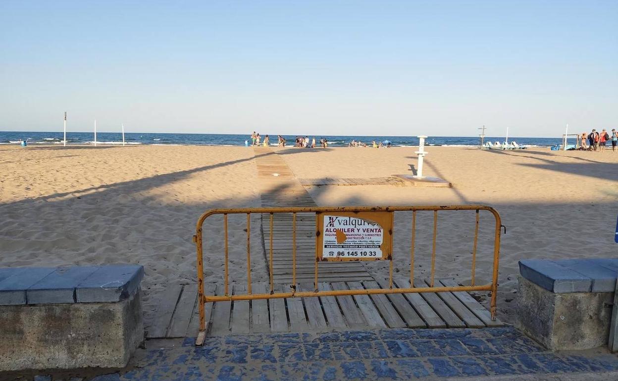 Uno de los accesos a la pasarela cerrado, en Alboraya. 