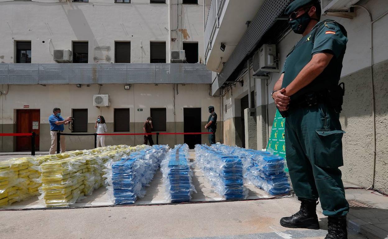 Un guardia civil custodia la cocaína confiscada durante los últimos meses en el puerto. 