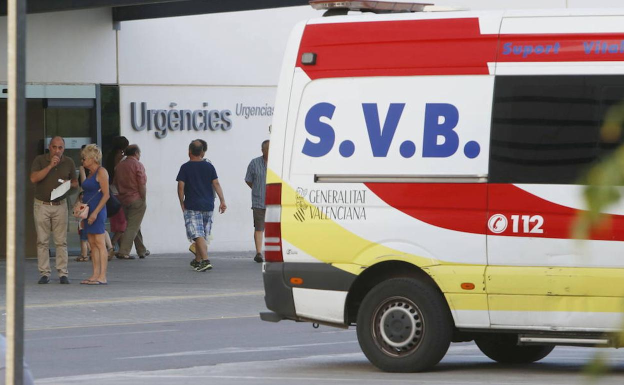 Una ambulancia en el Hospital La Fe. 