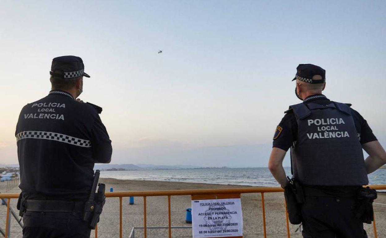 Dos agentes de la Policía Local vigilan la playa de Valencia. 