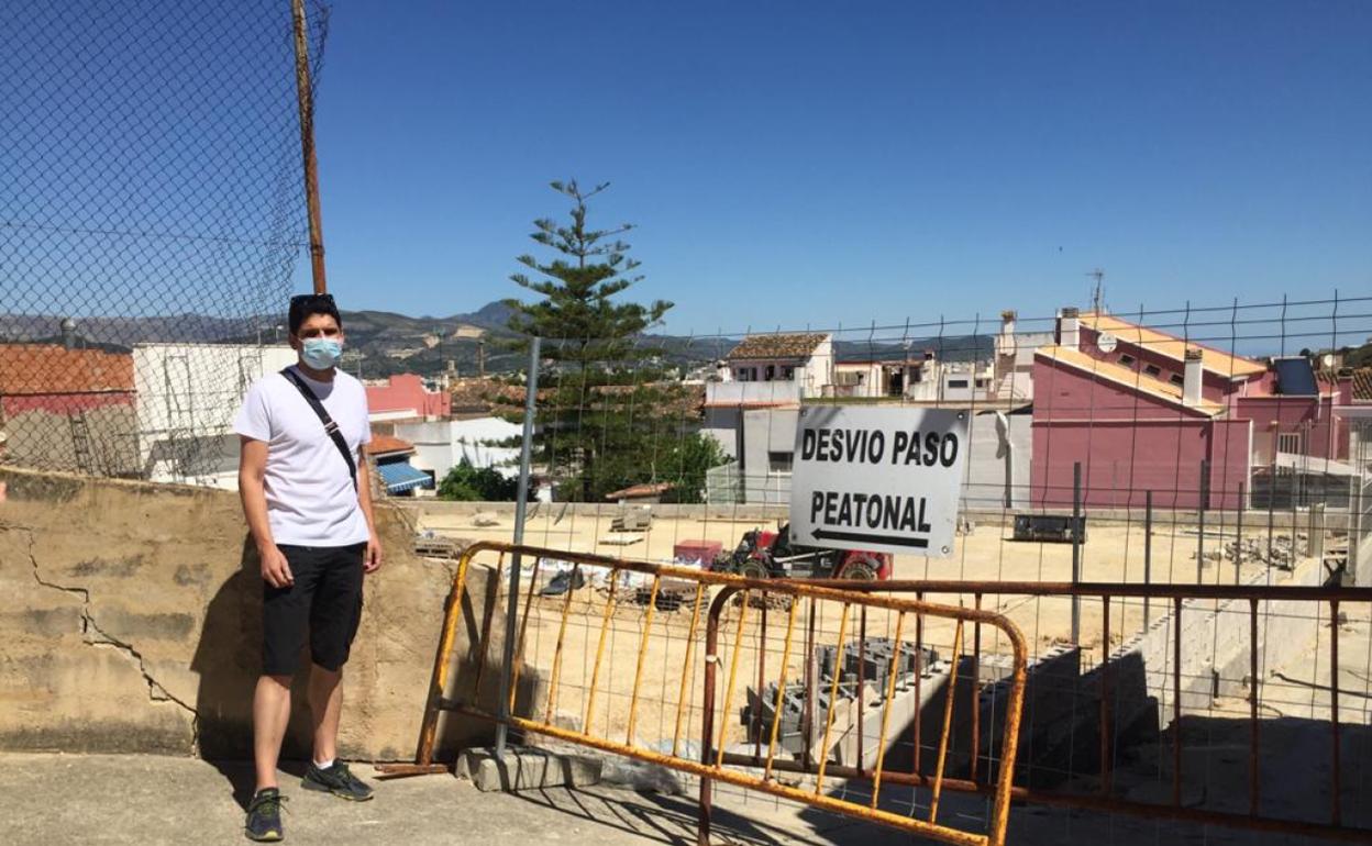 El alcalde de La Font, Pablo Puig, junto al vial que se abrirá en breve. 