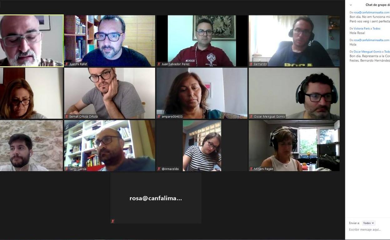 Los ediles y representantes de las distintas comisiones festeras de Dénia durante la rueda de prensa online.