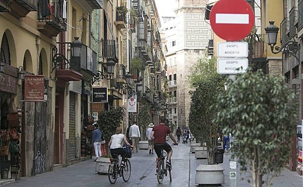 El paro se dispara en barrios de Ciutat Vella y el Ensanche al cerrar comercios y servicios