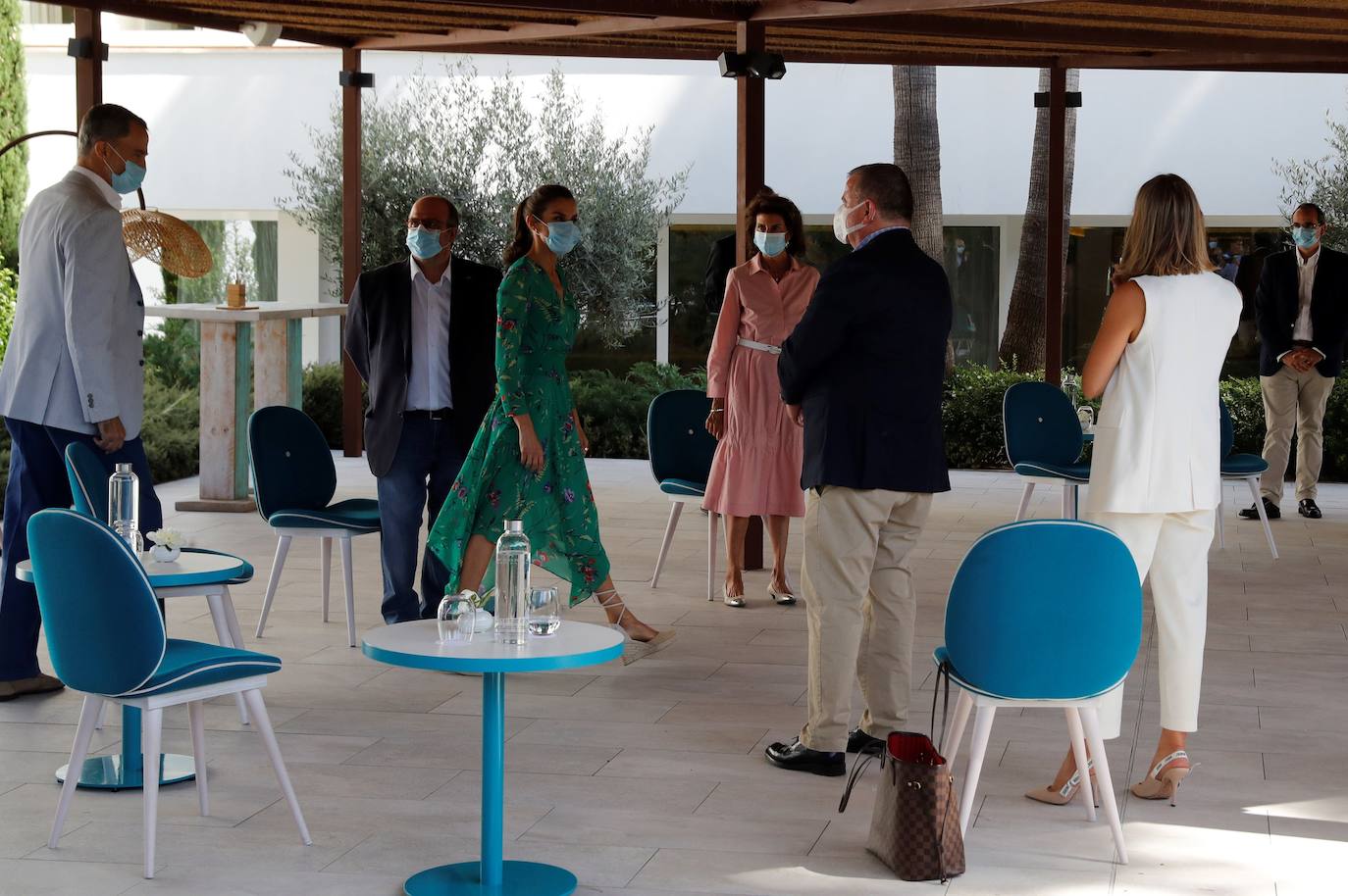 Los Reyes han protagonizado en Palma la segunda parada en su gira autonómica que comenzaron el pasado martes en Canarias. La Reina ha apostado por un look de coleta, vestido verde con explosión de flores de la firma francesa Maje y alpargatas de la firma Mint & Rose.