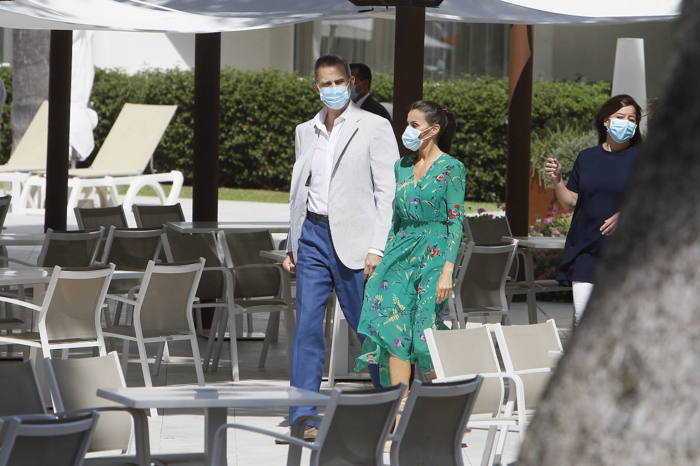 Los Reyes han protagonizado en Palma la segunda parada en su gira autonómica que comenzaron el pasado martes en Canarias. La Reina ha apostado por un look de coleta, vestido verde con explosión de flores de la firma francesa Maje y alpargatas de la firma Mint & Rose.