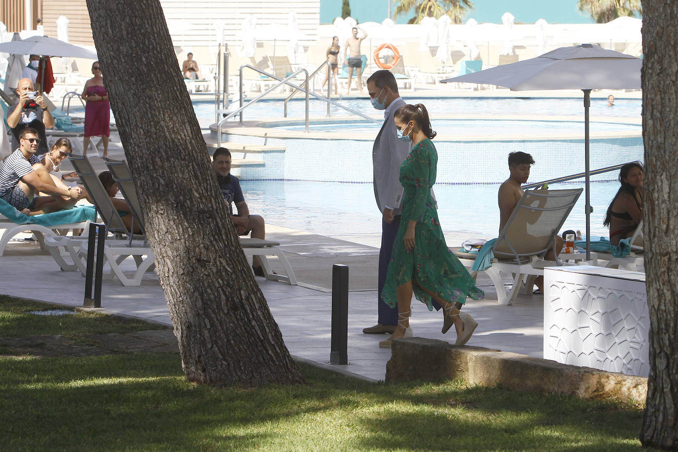 Los Reyes han protagonizado en Palma la segunda parada en su gira autonómica que comenzaron el pasado martes en Canarias. La Reina ha apostado por un look de coleta, vestido verde con explosión de flores de la firma francesa Maje y alpargatas de la firma Mint & Rose.