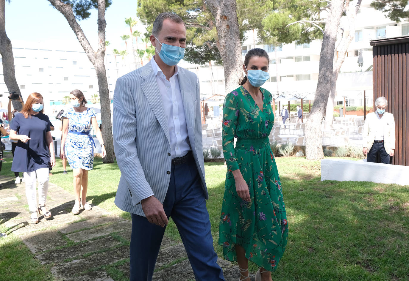 Los Reyes han protagonizado en Palma la segunda parada en su gira autonómica que comenzaron el pasado martes en Canarias. La Reina ha apostado por un look de coleta, vestido verde con explosión de flores de la firma francesa Maje y alpargatas de la firma Mint & Rose.