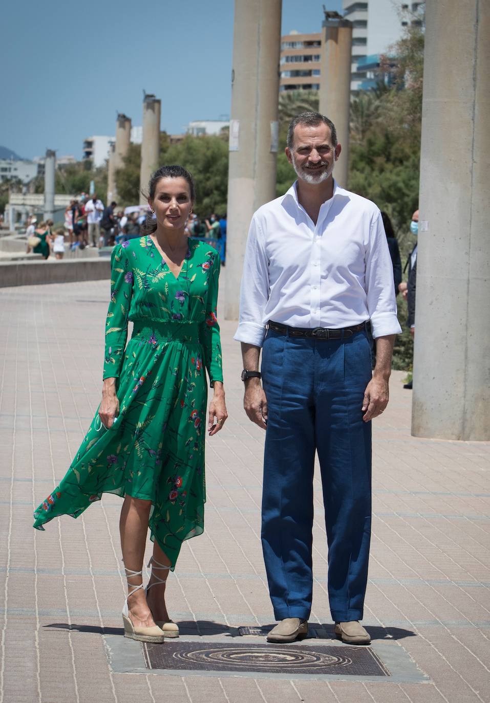 Los Reyes han protagonizado en Palma la segunda parada en su gira autonómica que comenzaron el pasado martes en Canarias. La Reina ha apostado por un look de coleta, vestido verde con explosión de flores de la firma francesa Maje y alpargatas de la firma Mint & Rose.