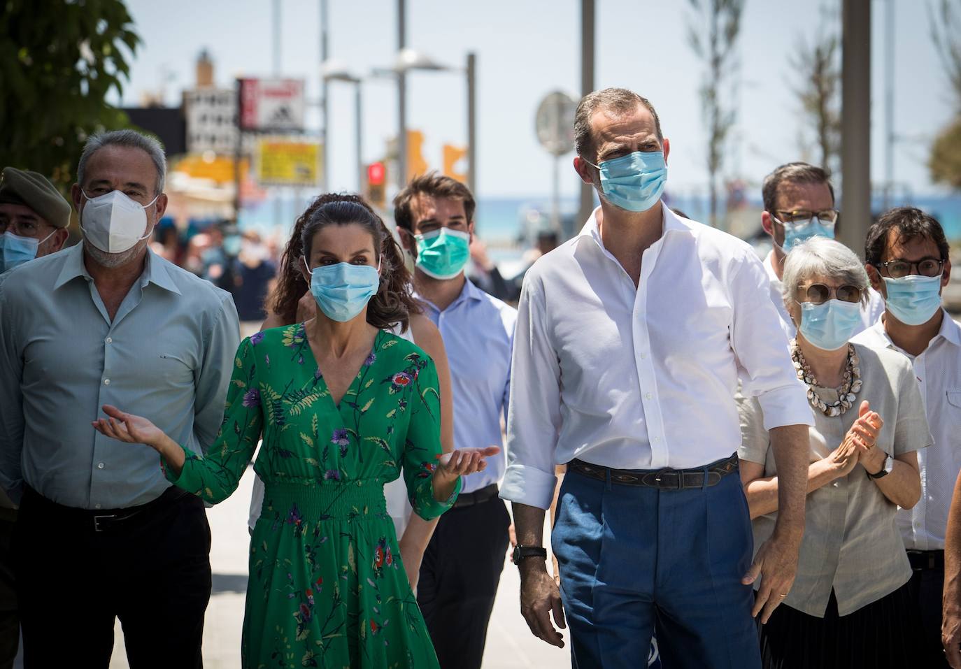 Los Reyes han protagonizado en Palma la segunda parada en su gira autonómica que comenzaron el pasado martes en Canarias. La Reina ha apostado por un look de coleta, vestido verde con explosión de flores de la firma francesa Maje y alpargatas de la firma Mint & Rose.