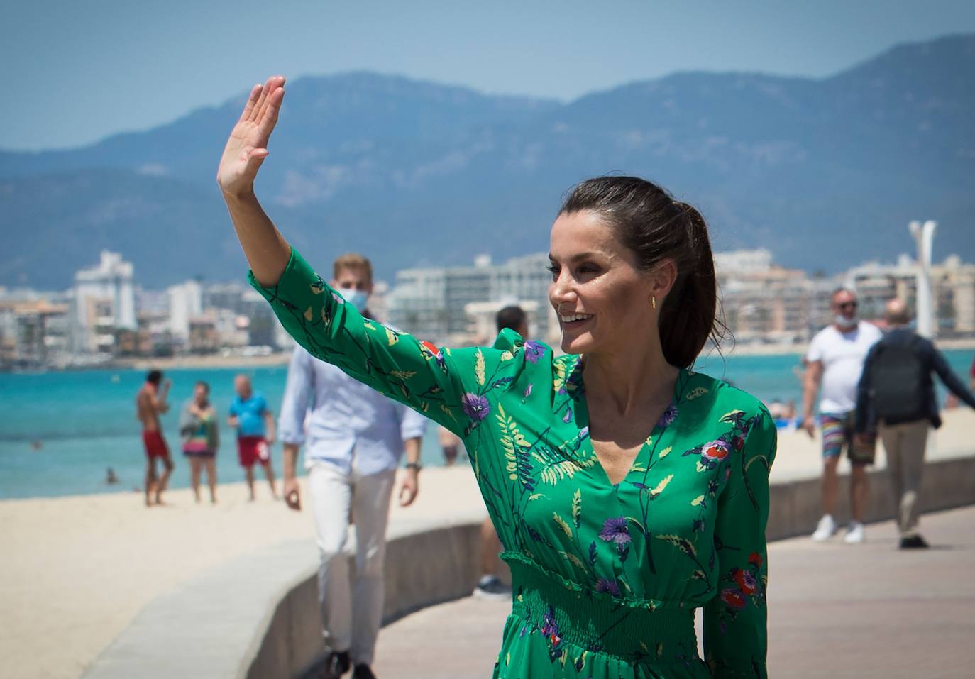 Los Reyes han protagonizado en Palma la segunda parada en su gira autonómica que comenzaron el pasado martes en Canarias. La Reina ha apostado por un look de coleta, vestido verde con explosión de flores de la firma francesa Maje y alpargatas de la firma Mint & Rose.