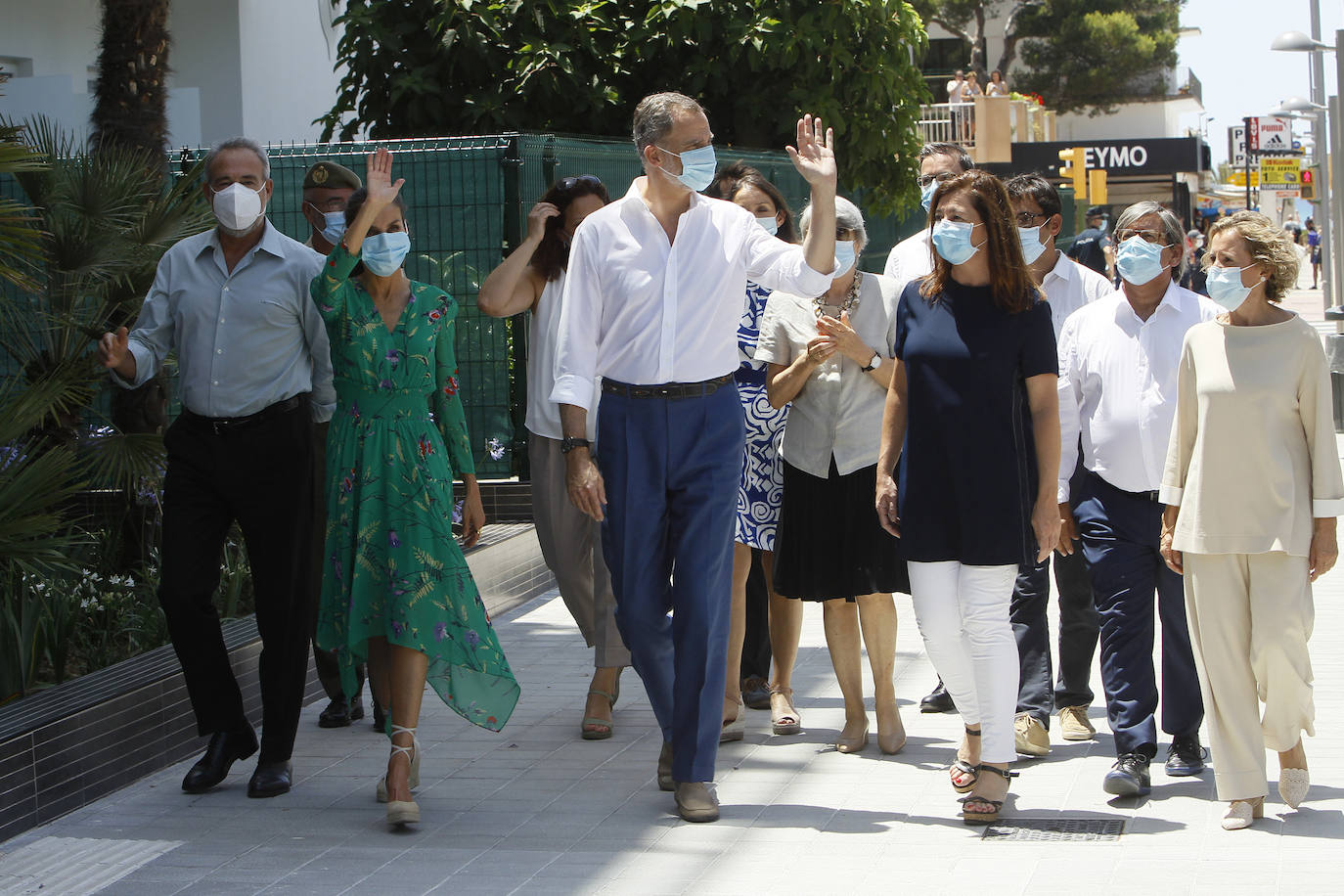 Los Reyes han protagonizado en Palma la segunda parada en su gira autonómica que comenzaron el pasado martes en Canarias. La Reina ha apostado por un look de coleta, vestido verde con explosión de flores de la firma francesa Maje y alpargatas de la firma Mint & Rose.