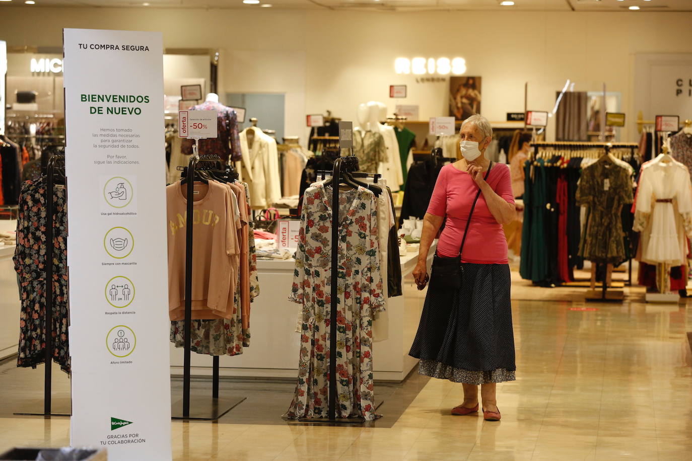 Centros comerciales, tiendas y clientes han dado la bienvenida a las rebajas de verano esta mañana en el centro de Valencia. Este año, el arranque de la temporada de descuentos se ha caracterizado por presentar una imagen atípica, sin largas colas y aglomeraciones debido a las medidas de seguridad implantadas por la pandemia de coronavirus. 