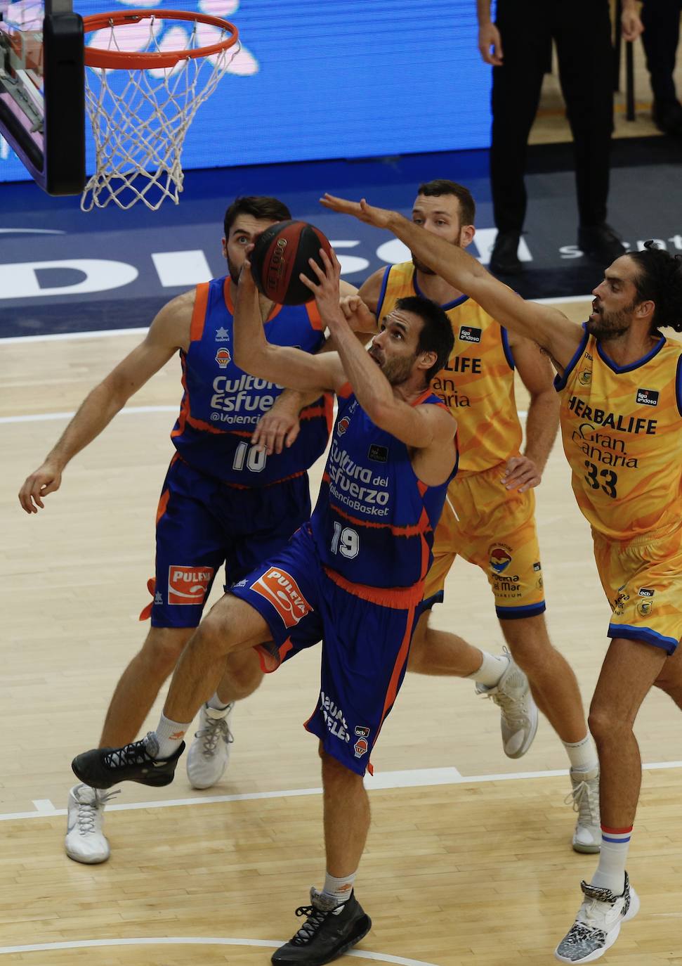 El Valencia Basket ha arrolado a un flojo Herbalife Gran Canaria en un triunfo que le clasifica para las semifinales de esta fase final de la Liga Endesa y que permite la histórica clasificación del San Pablo Burgos al tiempo que provoca una no menos inesperada eliminación del Real Madrid. 