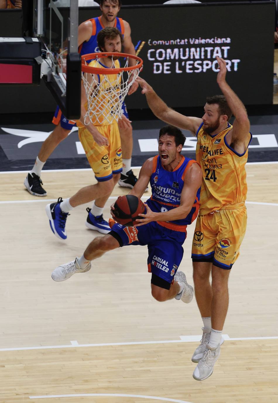 El Valencia Basket ha arrolado a un flojo Herbalife Gran Canaria en un triunfo que le clasifica para las semifinales de esta fase final de la Liga Endesa y que permite la histórica clasificación del San Pablo Burgos al tiempo que provoca una no menos inesperada eliminación del Real Madrid. 