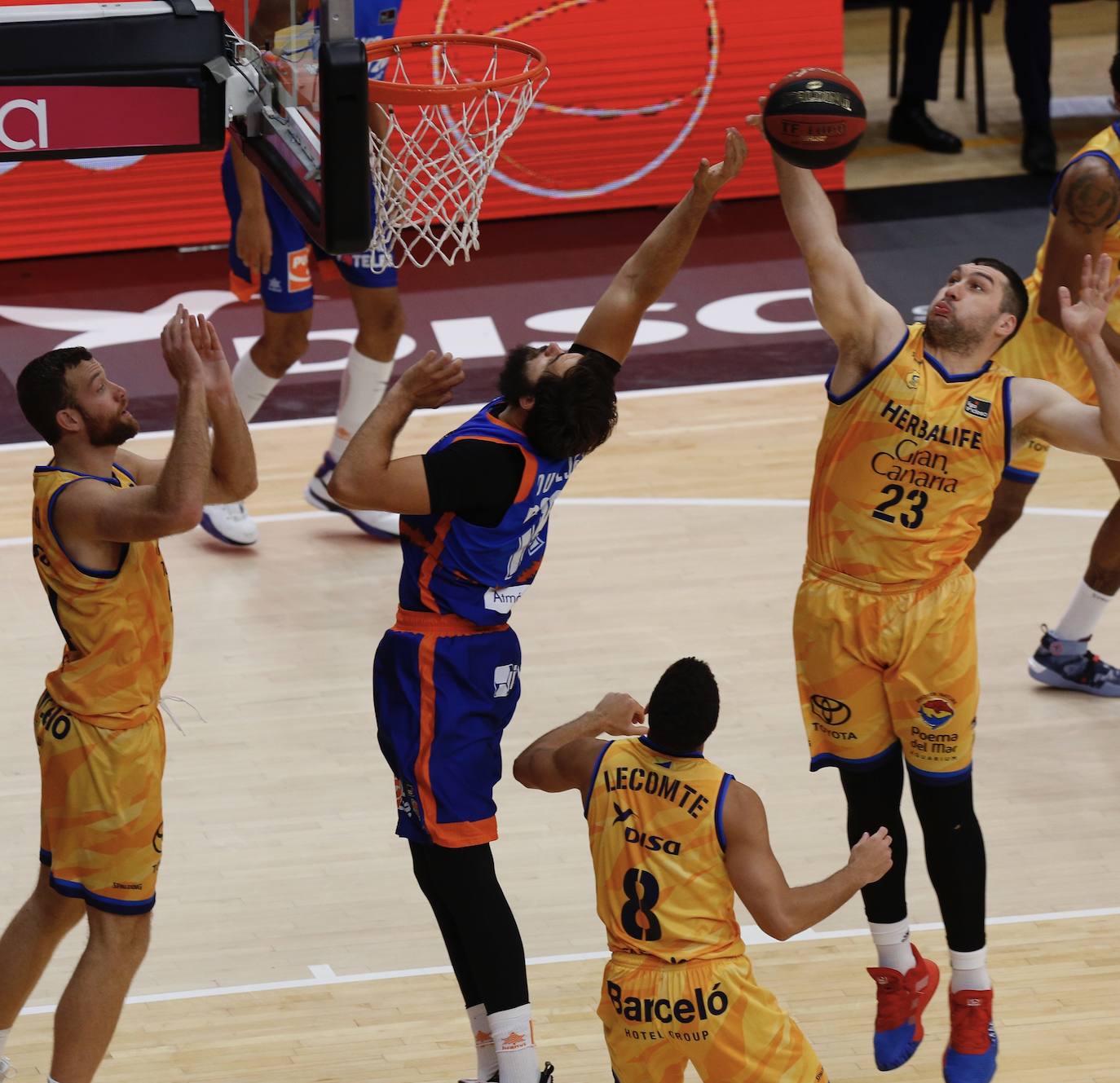 El Valencia Basket ha arrolado a un flojo Herbalife Gran Canaria en un triunfo que le clasifica para las semifinales de esta fase final de la Liga Endesa y que permite la histórica clasificación del San Pablo Burgos al tiempo que provoca una no menos inesperada eliminación del Real Madrid. 