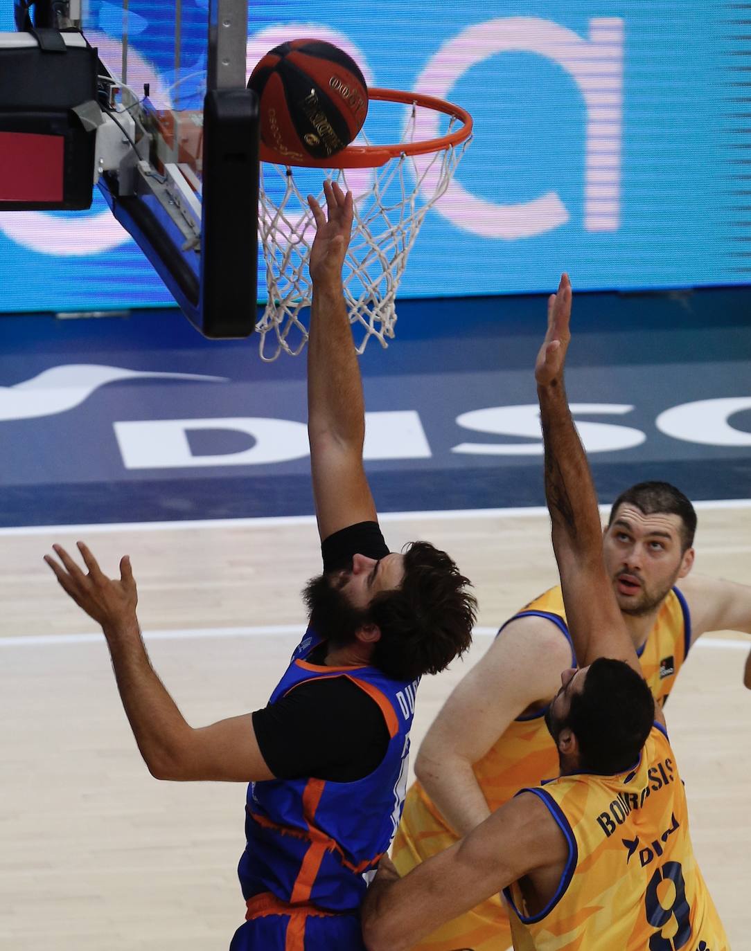 El Valencia Basket ha arrolado a un flojo Herbalife Gran Canaria en un triunfo que le clasifica para las semifinales de esta fase final de la Liga Endesa y que permite la histórica clasificación del San Pablo Burgos al tiempo que provoca una no menos inesperada eliminación del Real Madrid. 