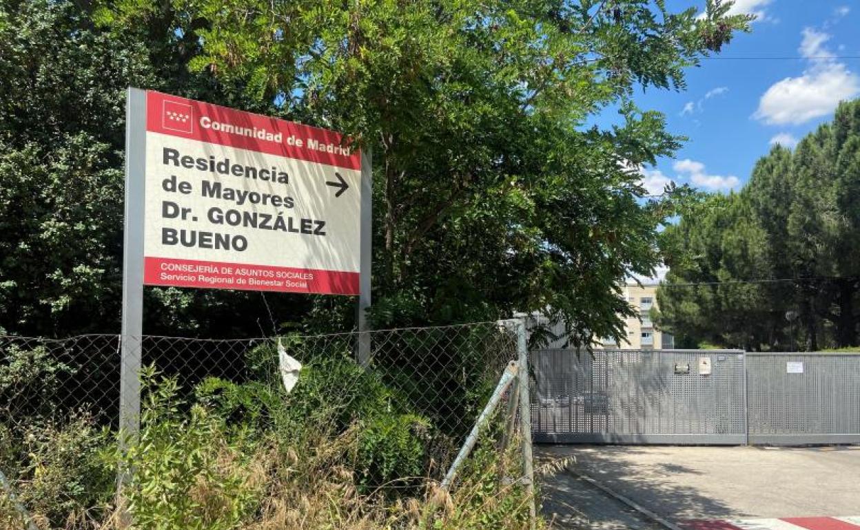 Cartel de entrada de la Residencia Doctor González Bueno