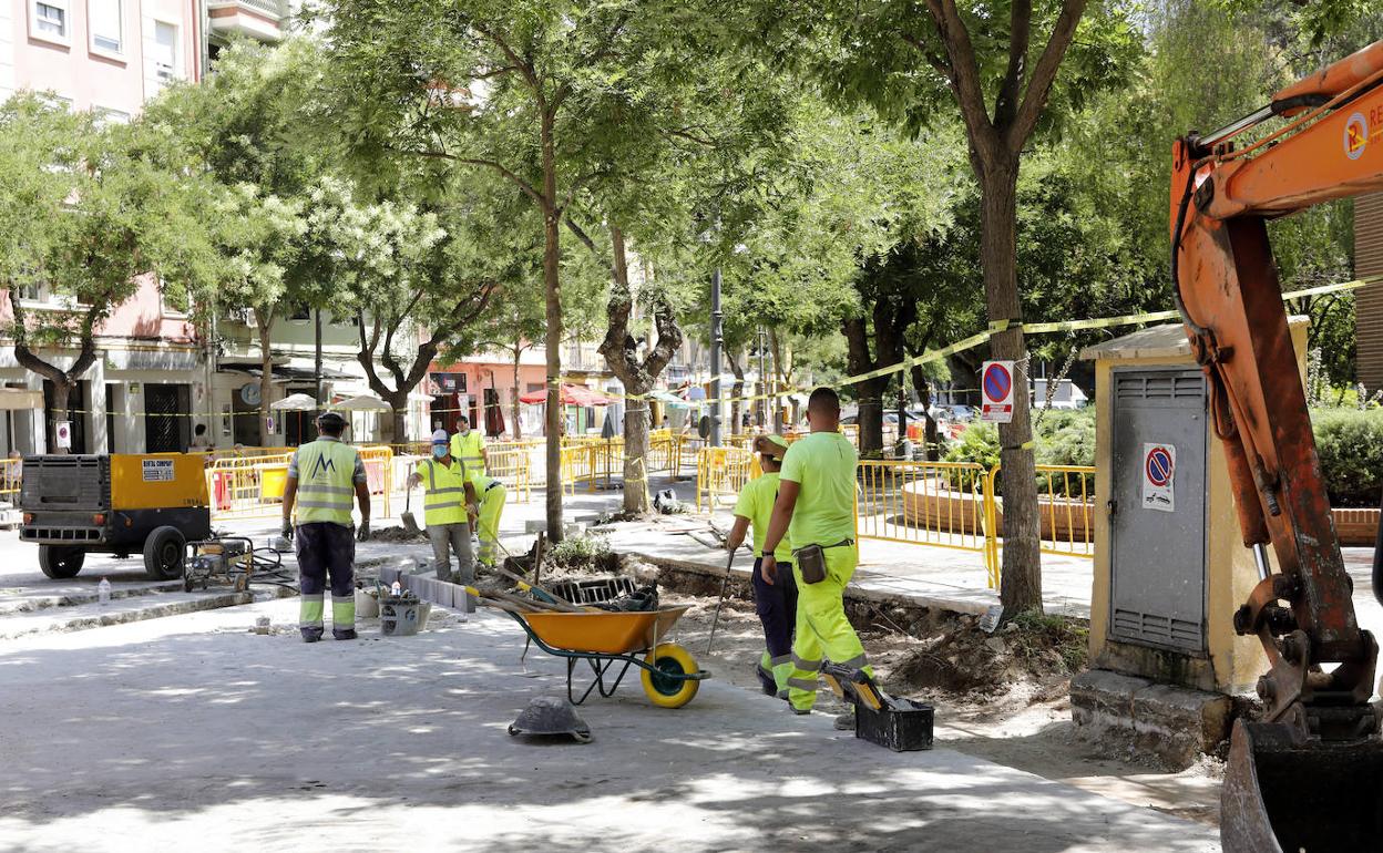 Obras en la plaza Pintor Segrelles, ayer por la mañana. 