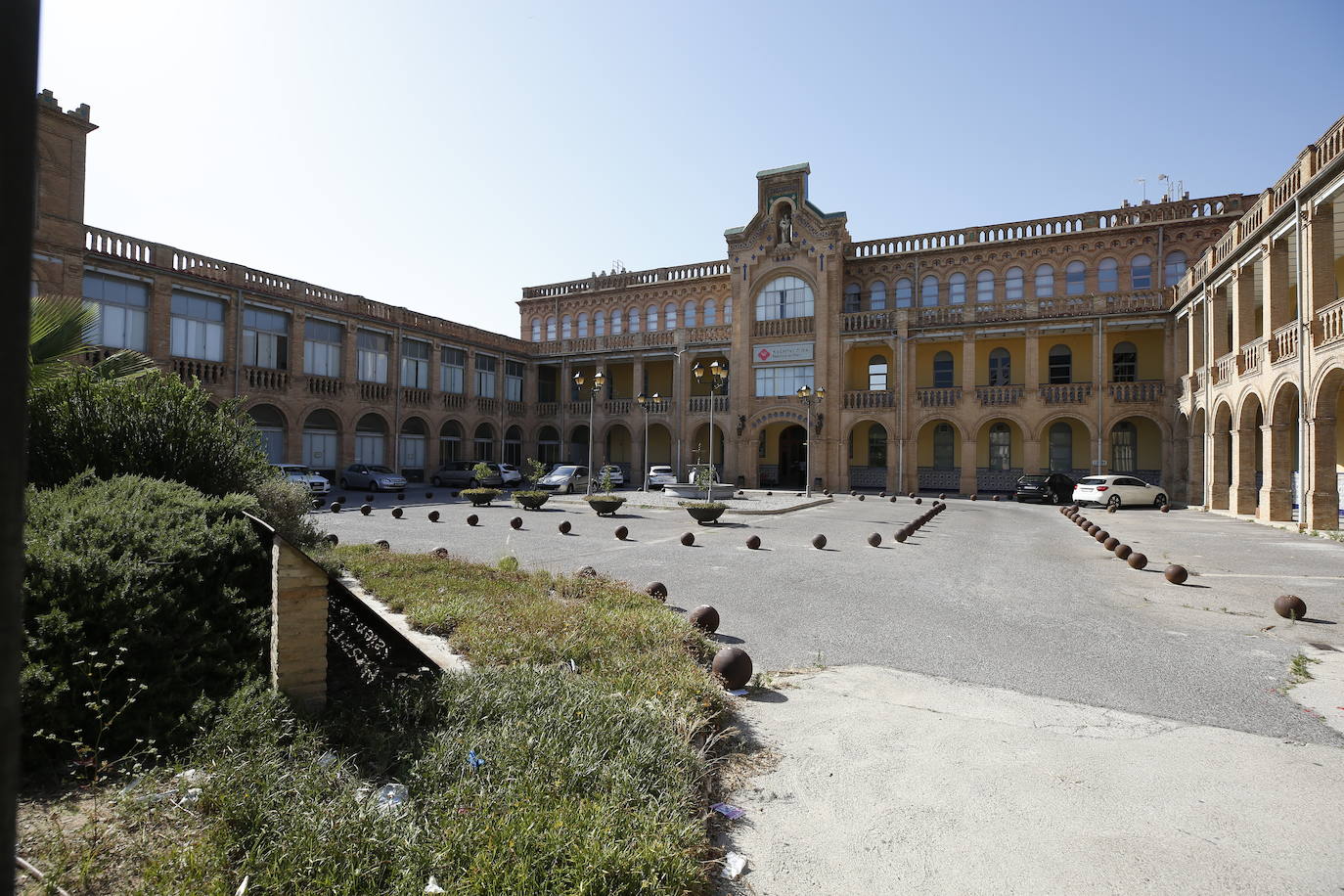 El hospital Valencia al Mar, antiguo asilo de San Juan de Dios, cierra sus puertas después de más de un siglo de historia. La actividad asistencial instalada en el emblemático edificio modernista, inaugurado en la primera década de 1900 y declarado patrimonio histórico-artístico, se despide del distrito Marítimo de Valencia con dolor, tanto de sus gestores como de los propios trabajadores. 