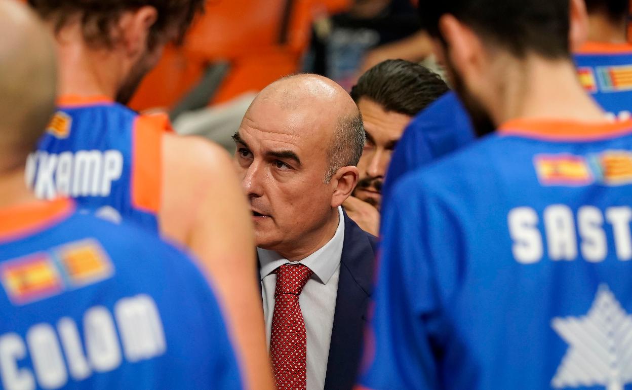 Jaume Ponsarnau da instrucciones a sus jugadores durante un tiempo muerto. 