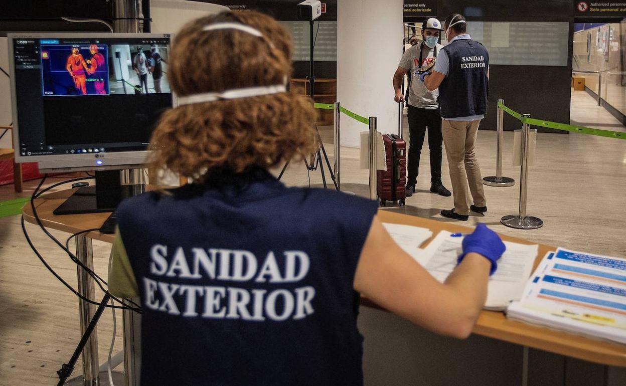 Pantallas térmicas y visual de los pasajeros en el interior del aeropuerto de San Pablo en Sevilla. 