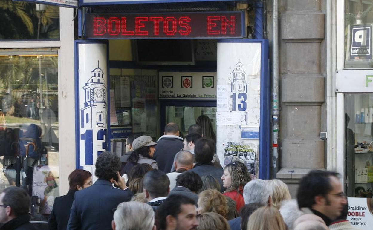 Administración de Lotería número 13 de Valencia, en la plaza Santa Catalina, 1. 