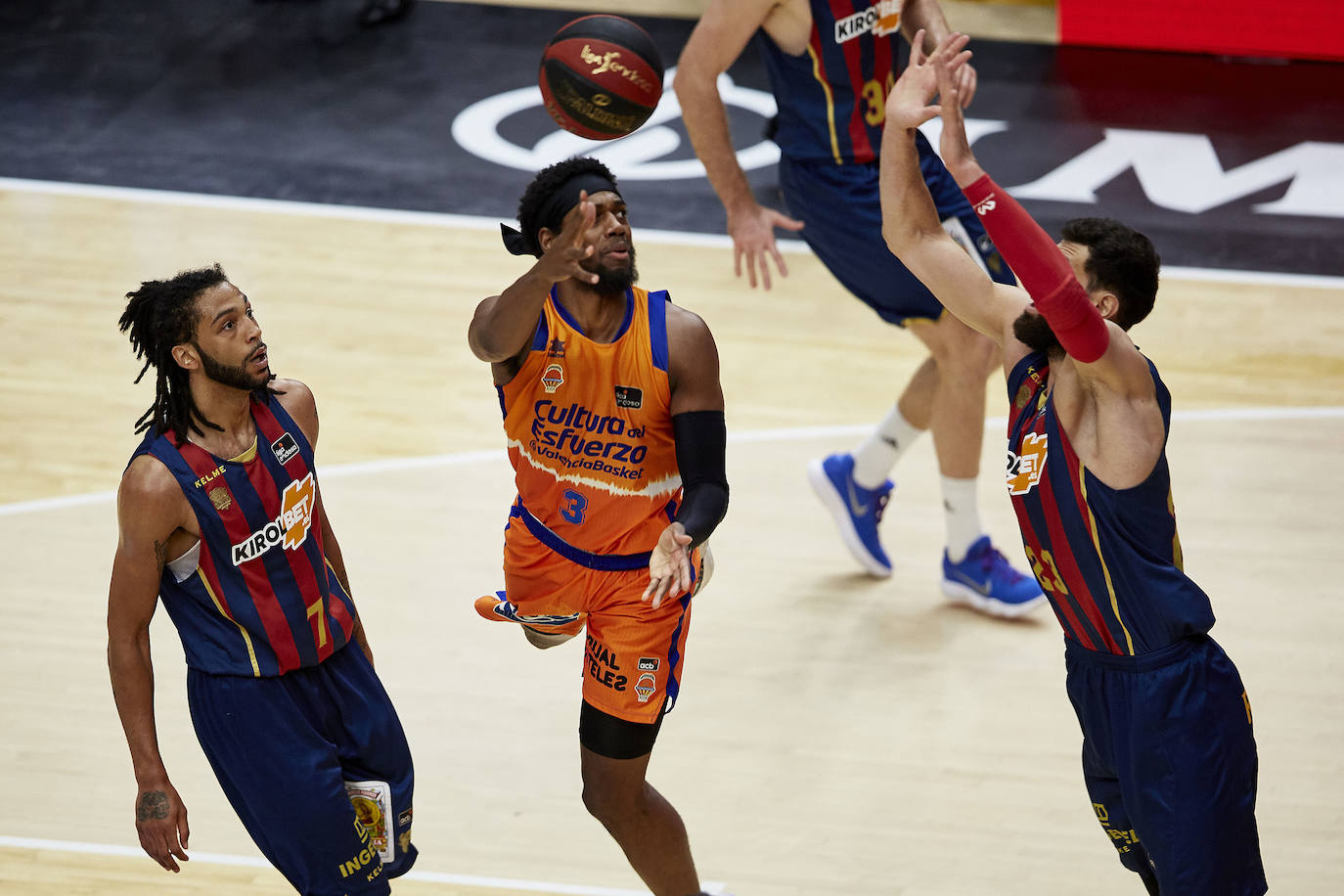 Fotos: ACB: espectaculares imágenes del Valencia Basket - Baskonia